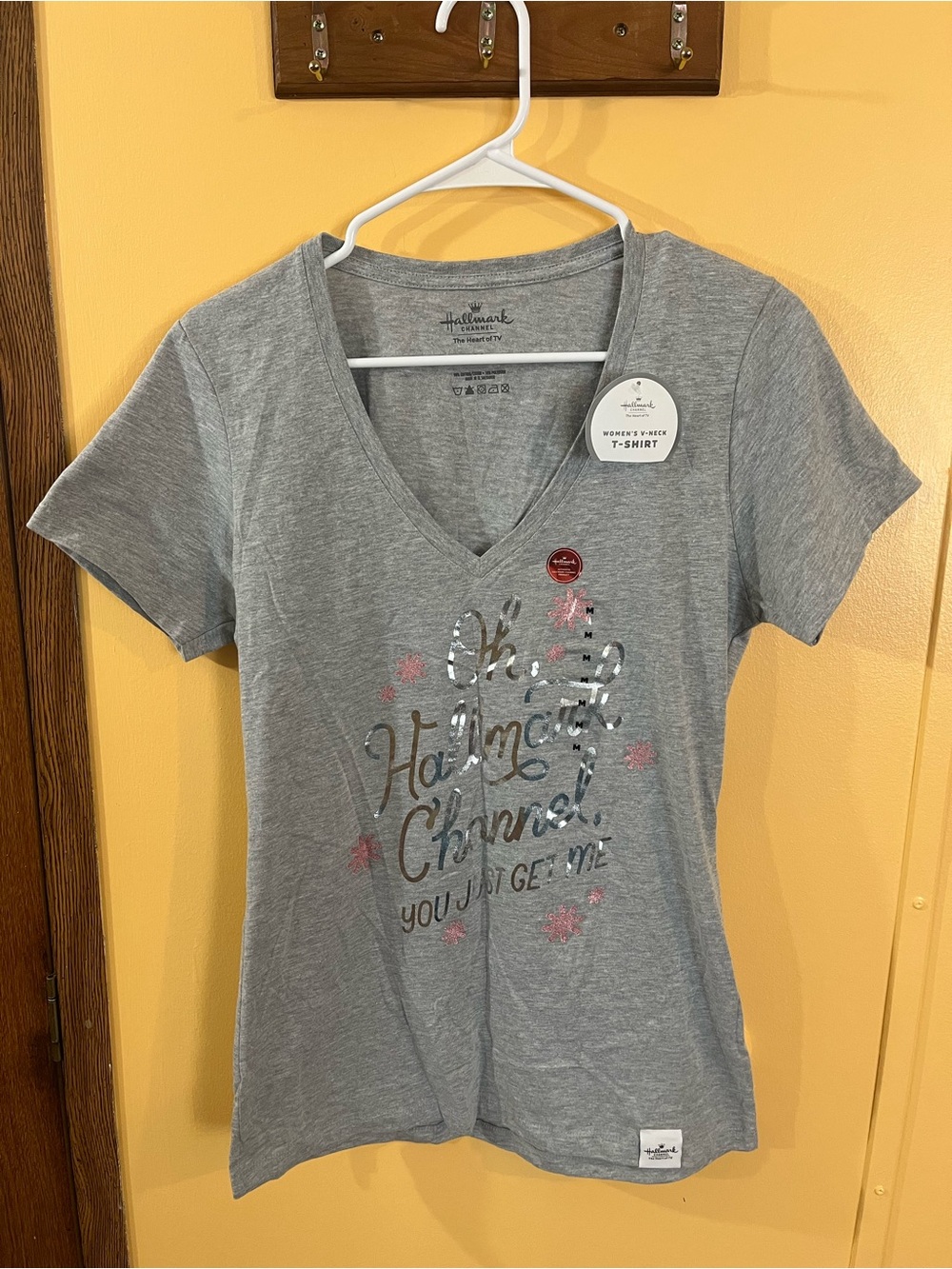 Authentic Hallmark Channel Women’s Medium Gray V-Neck Graphic T-Shirt NWT